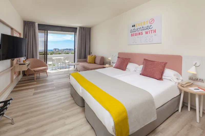 Bright double room with a terrace and views